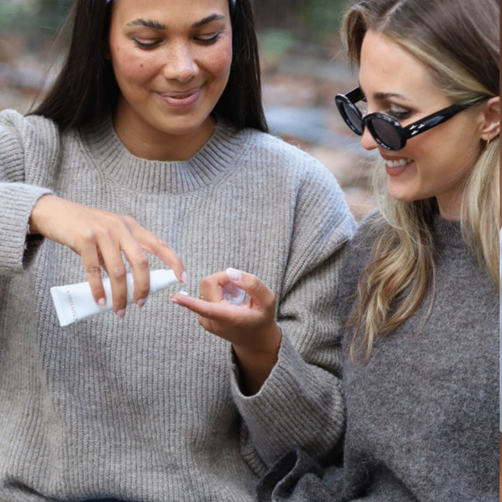 To kvinder og Daily Corrector SPF 35